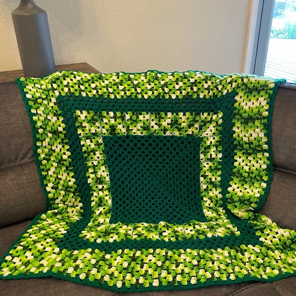 Hand knit throw blanket in various green shades - Picture 4 of 9